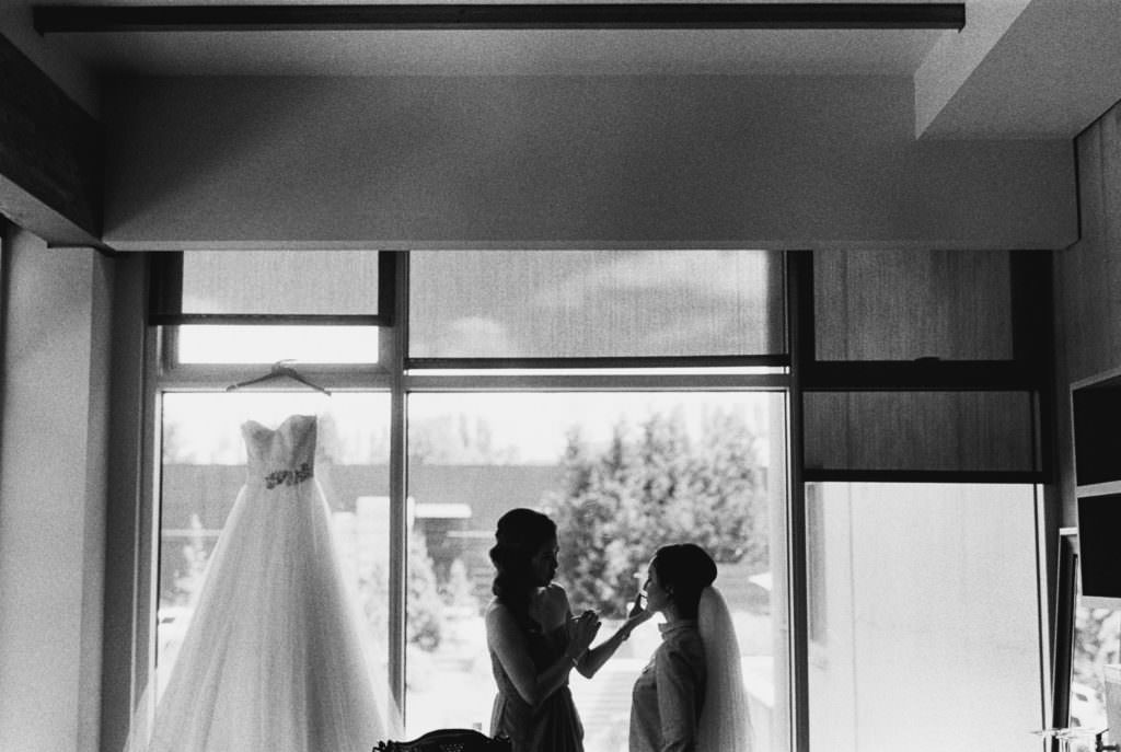 Cindy and her bridesmaids get ready at Novelty-Hill Januik Cindy and her bridesmaids get ready at Novelty-Hill Januik