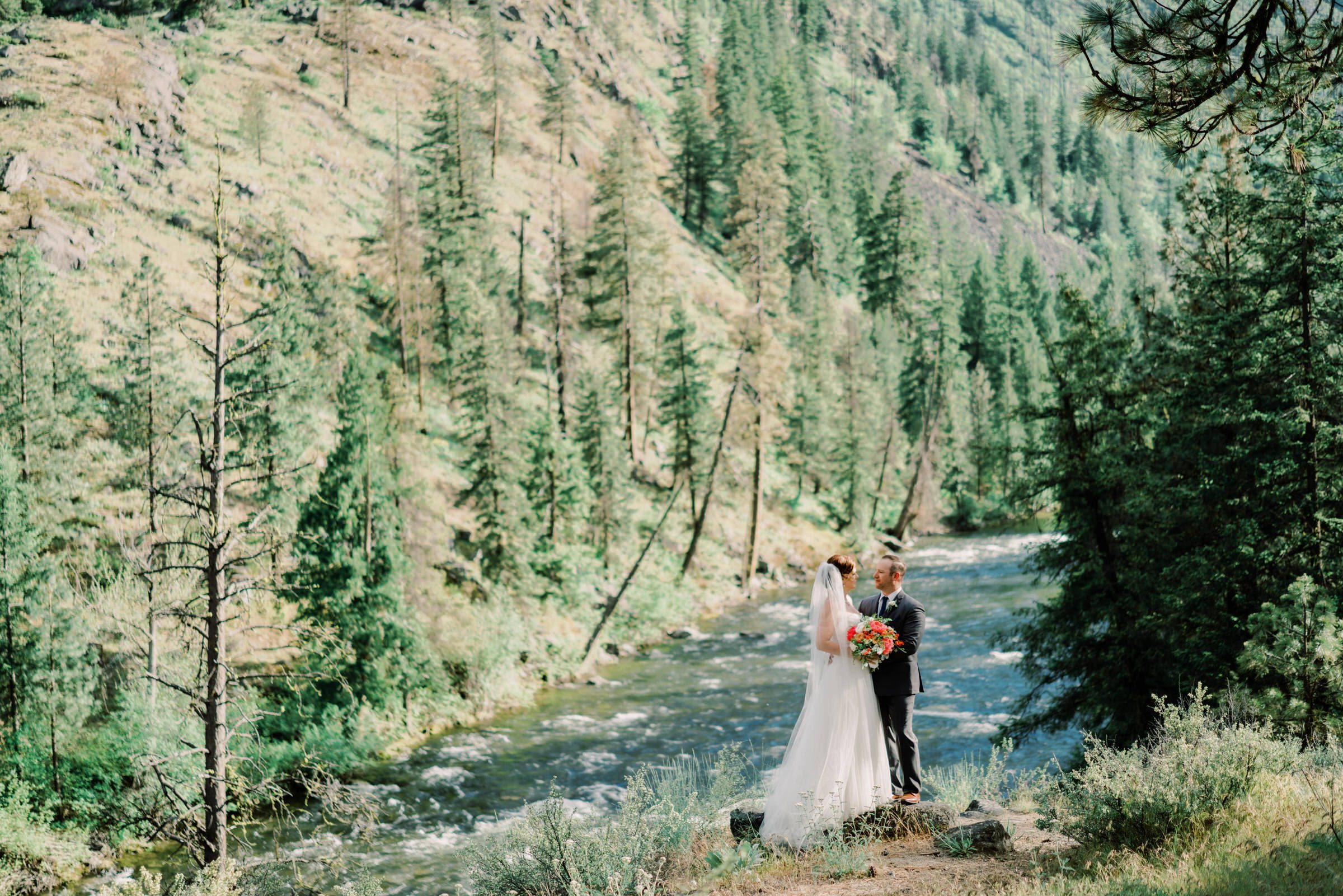 Leavenworth wedding photographer: Kristen and Russ wedding portraits