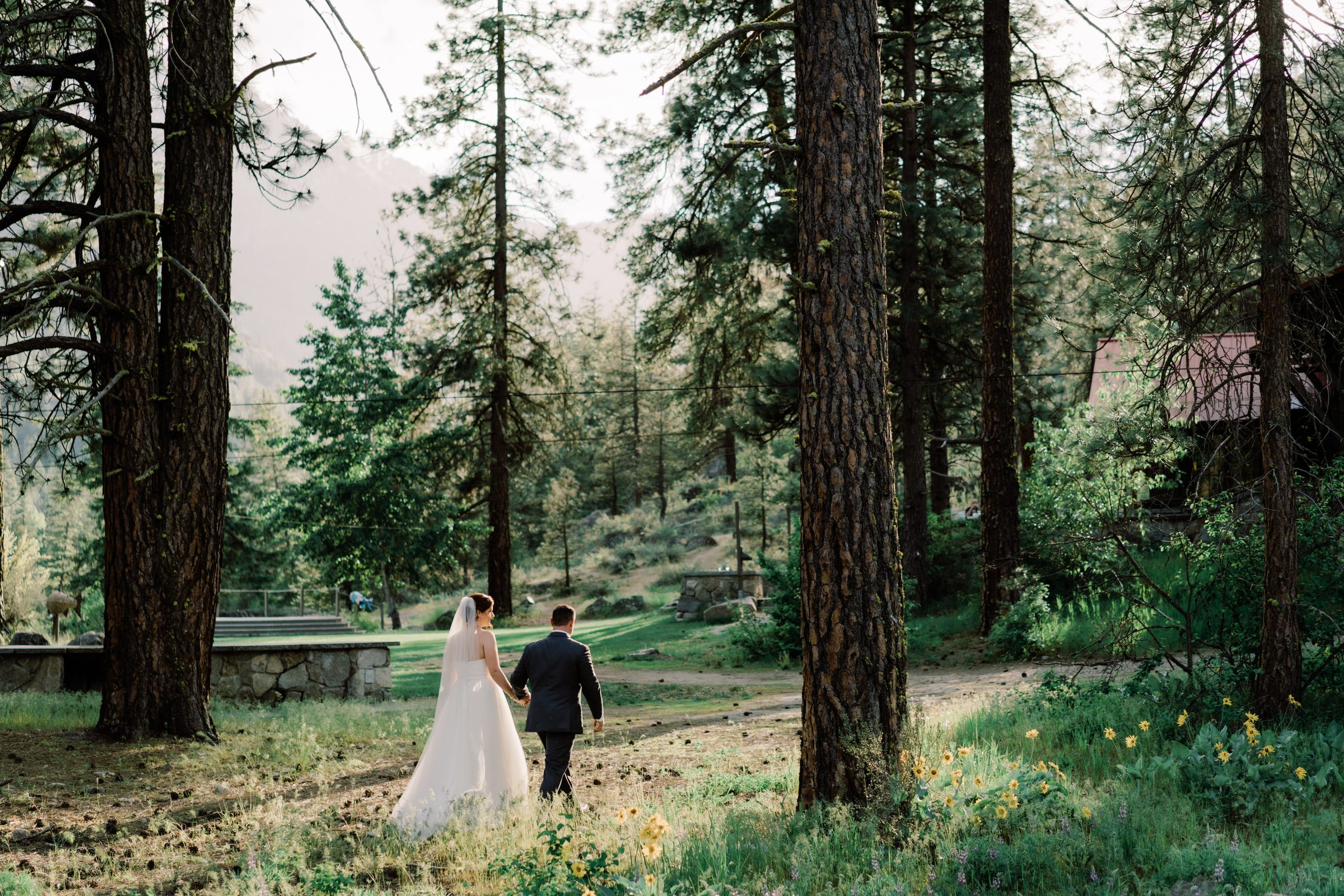 Leavenworth wedding photographer: Kristen and Russ wedding portraits