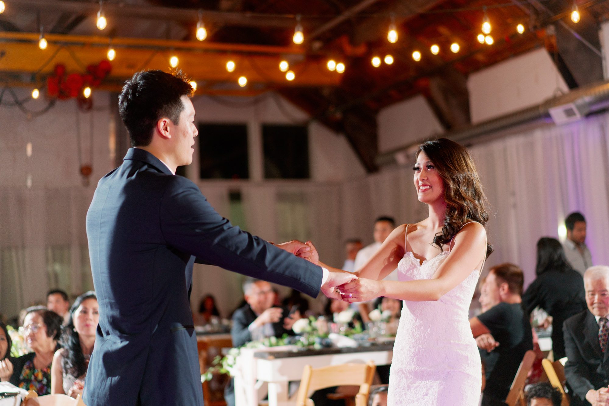 Seattle Vietnamese wedding photographer: Lynda and John first dance