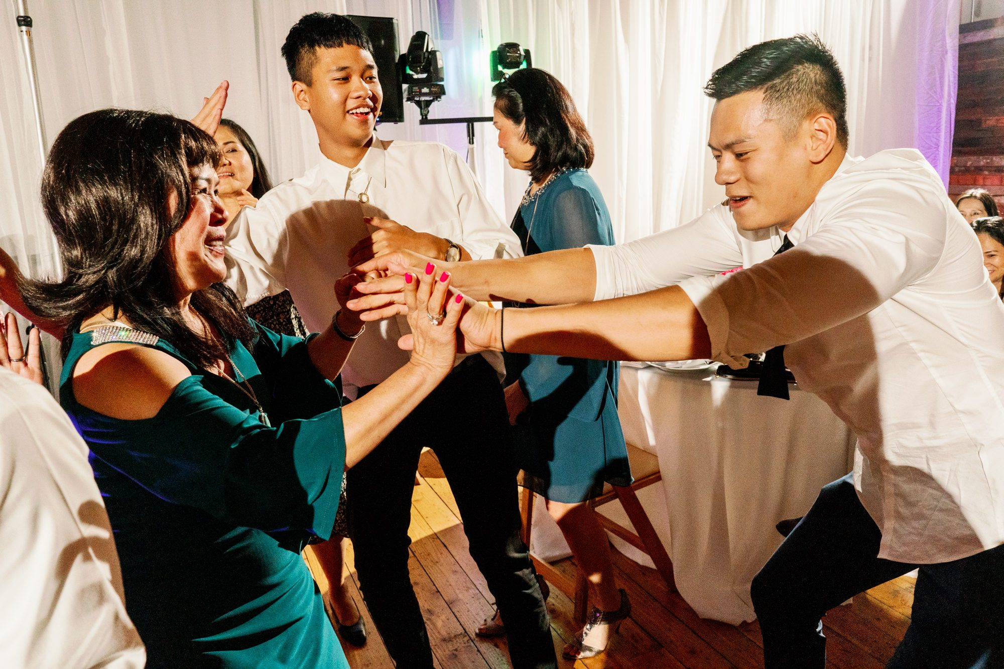 The Metropolist Seattle wedding photographer: Lynda and John party!