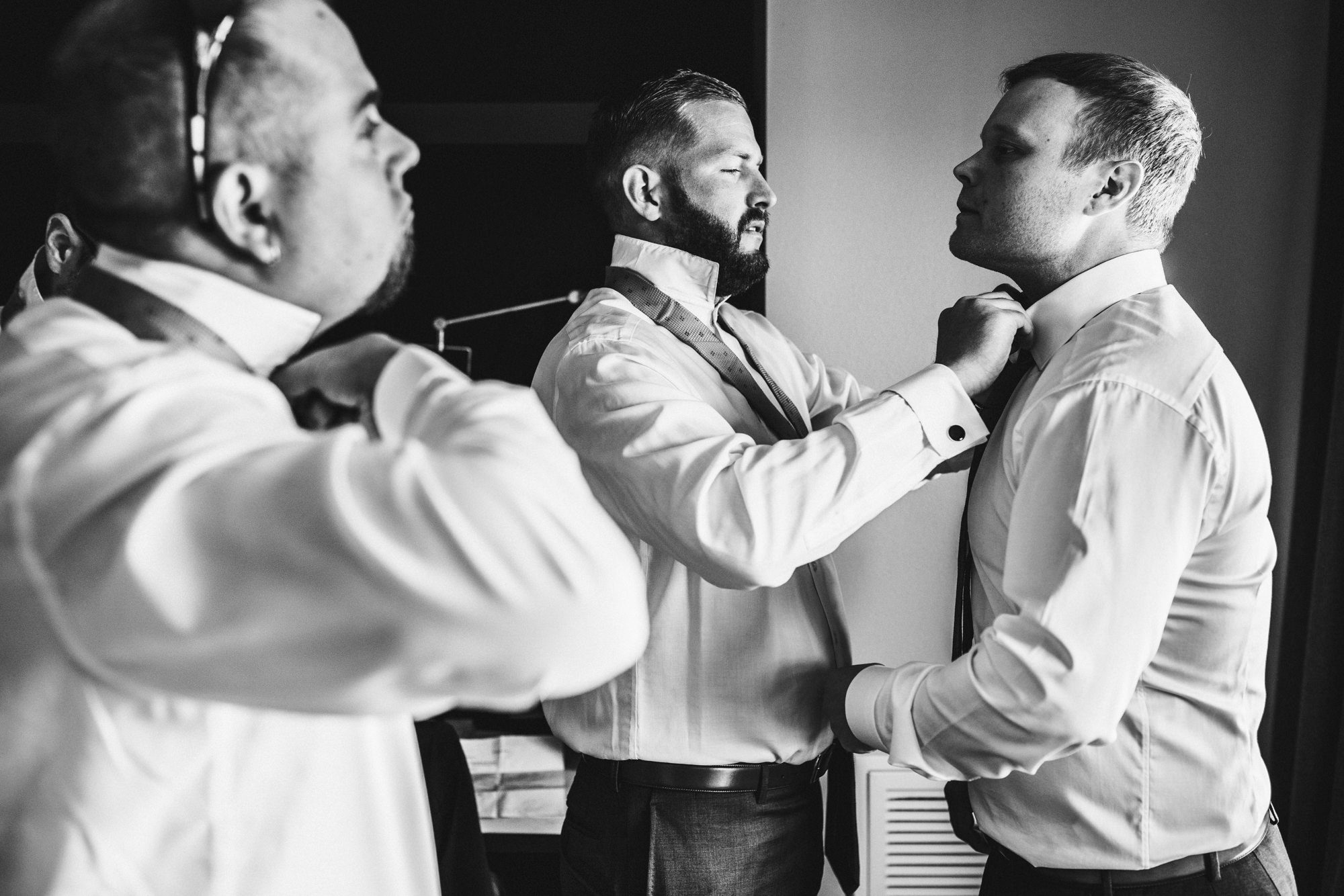 Seattle wedding photographer Jenn Tai: Brian getting ready