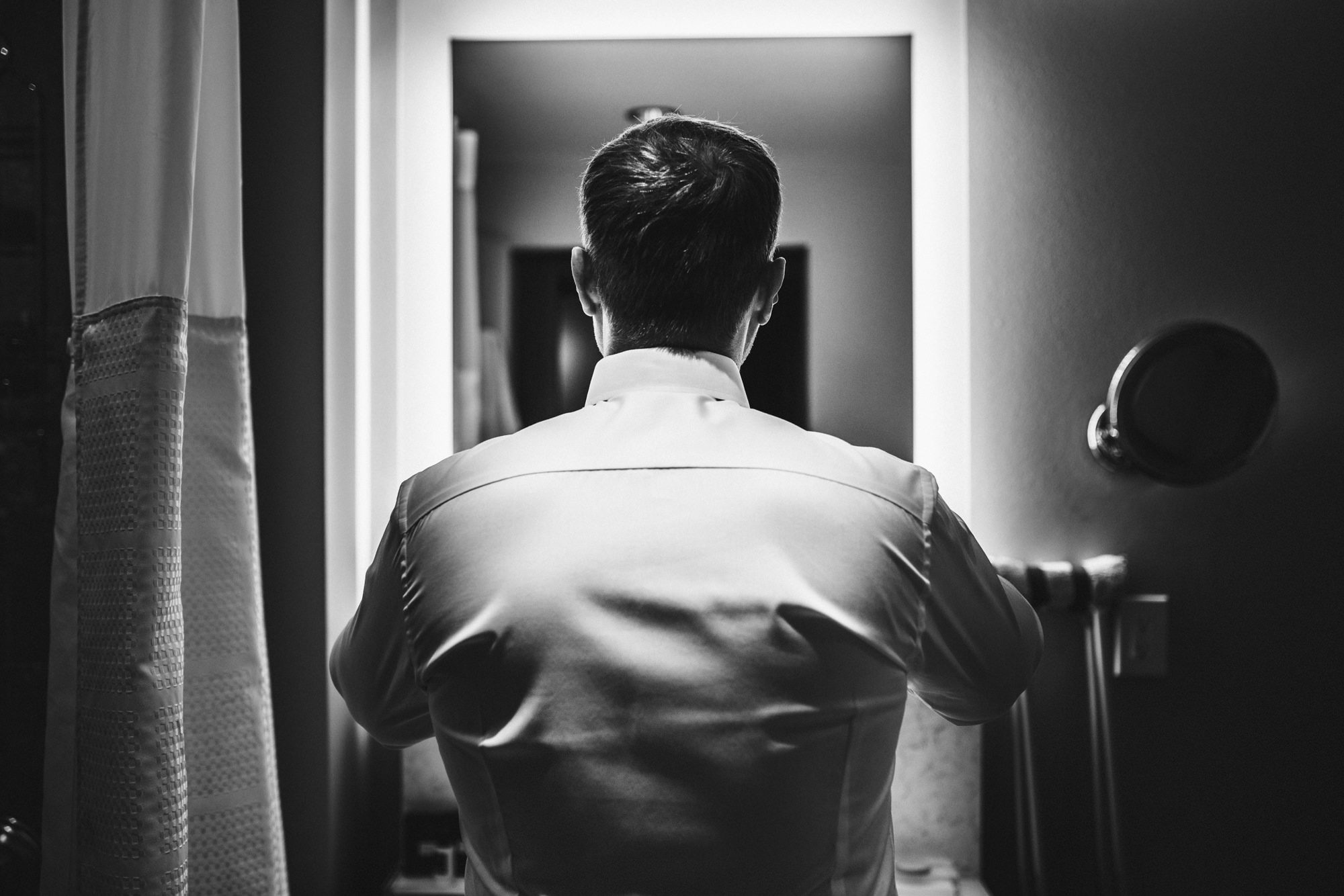 Seattle wedding photographer Jenn Tai: Brian getting ready