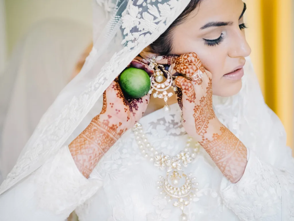 Indian bride in white by Seattle Wedding Photographer JENN TAI